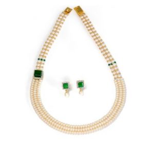 Brooch Style Pearls Necklace Set With Green Stone