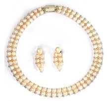 Classic Short Pearl Necklace