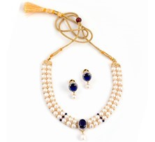 Short Pearl Necklace With Blue Stone